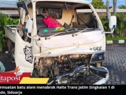 Pick up hantam Halte Trans Jatim Singkalan