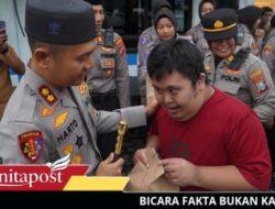 Polres Pasuruan Bagikan Ratusan Takjil Ramadan, Warga Antusias.