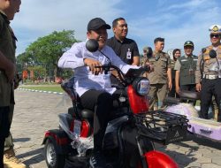 subandi saat mencoba sepedalistrik