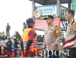 Wisata Pantai Dalegan Membludak Polisi Perketat Pengamanan