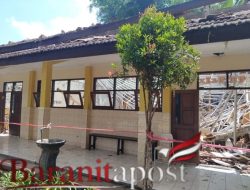 Atap SMKN Ampelgading Malang Ambruk Tiga Kelas Rusak