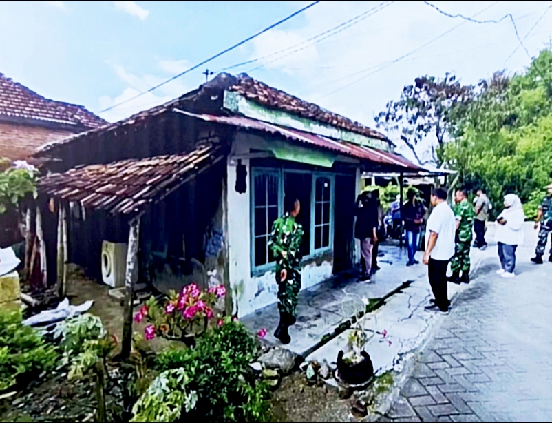 Rumah Nyaris Roboh, Janda Gresik Ini Menangis Saat TNI Datang