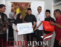 Cair Ratusan Juta, Bupati Sidoarjo Serahkan Santunan BPJS