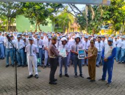 Peringati Hardiknas, Satlantas Polres Pasuruan Gelar Aksi ‘Helm On’ di SMKN 1 Gempol