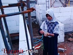 Rumah Nyaris Roboh, Janda Gresik Ini Menangis Saat TNI Datang