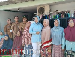 Wabup Mimik Turun Langsung, Lansia Sidoarjo Terima Bantuan Kursi Roda