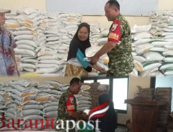 Babinsa Dampingi Penyaluran Bantuan Pangan bagi Warga Kurang Mampu