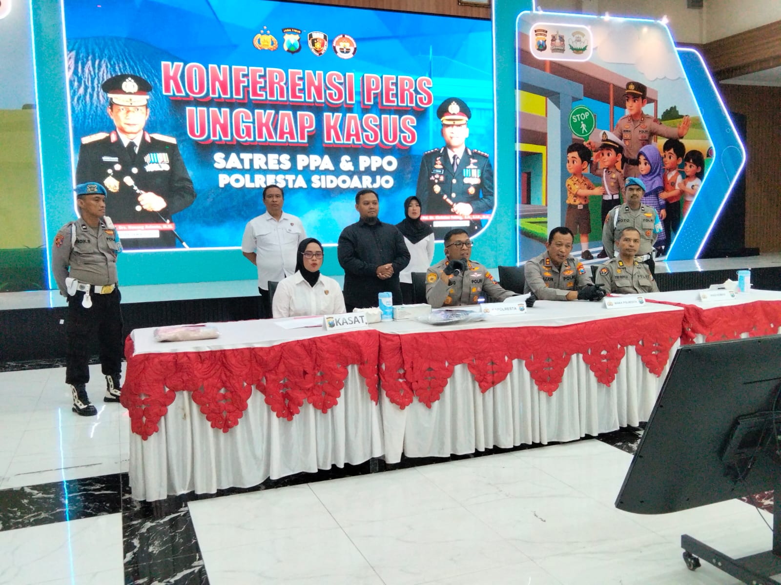 Tinggal sekamar, ayah