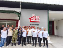 Dikunjungi Staf Presiden