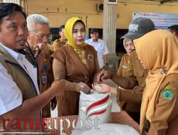 Wabup Sidoarjo Salurkan Bantuan Pangan, 1.600 KPM Warga Wonoayu Tersenyum