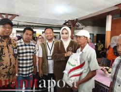 Wabup & Ketua TP PKK Salurkan Bantuan Pangan
