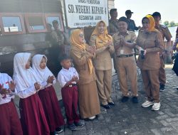 Mimik Idayana Tinjau SD Kupang