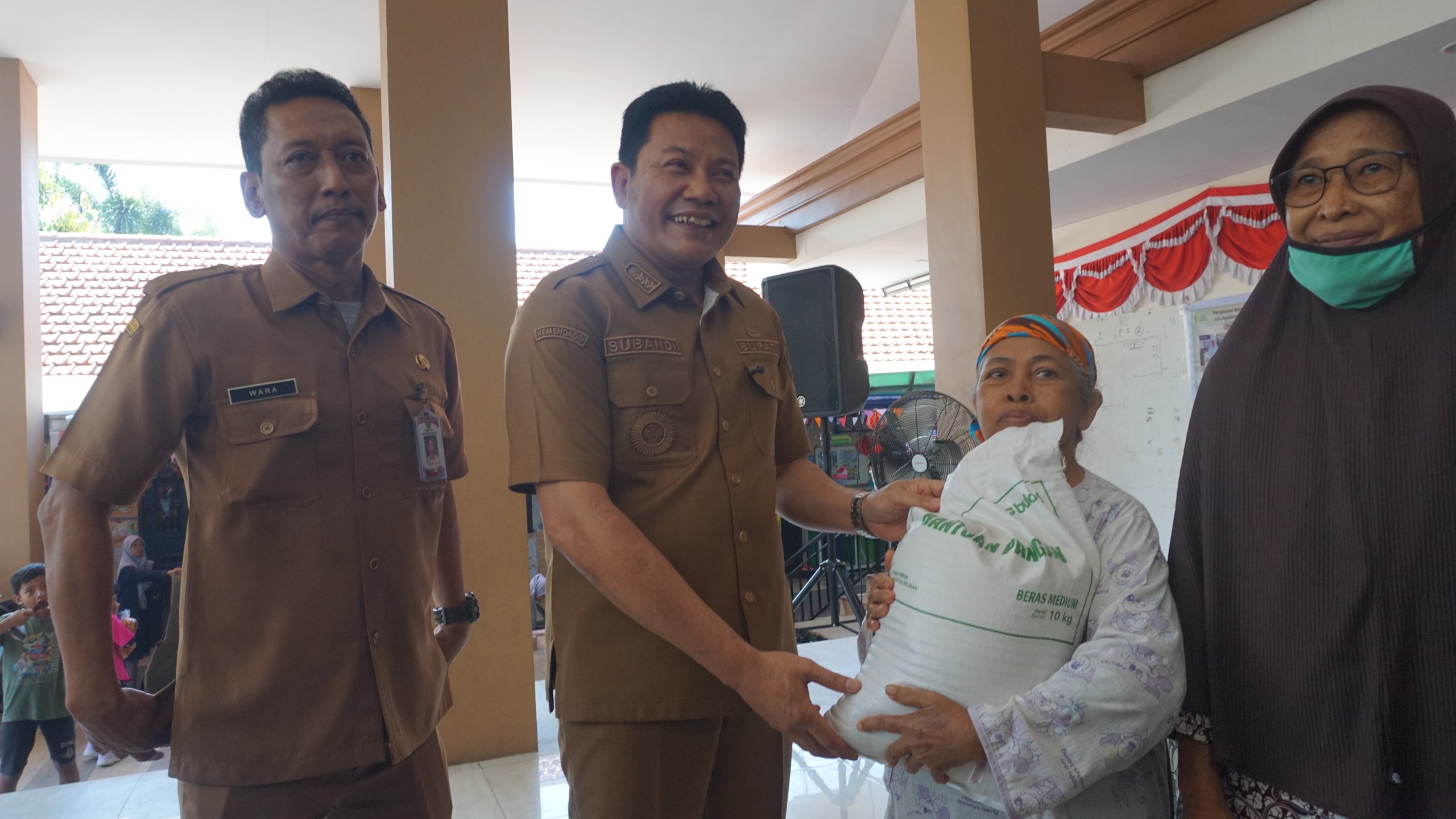Bupati Subandi Salurkan 