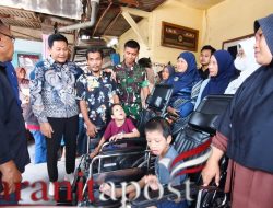 Bupati Subandi Turun Langsung, Lima Warga Terima Kursi Roda