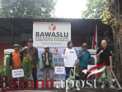 Wabup Mimik Tanam Pohon Manggis di Bawaslu Sidoarjo, Tegaskan Pentingnya Integritas