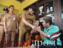 Dua Warga Krian Terima Bantuan Kursi Roda, Rumah Juga Segera Diperbaiki